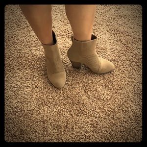 143 GIRL Perforated tan ankle boots for women Size 6